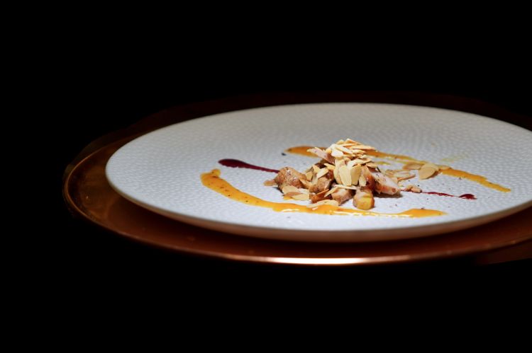 Il fagiano, i kaki e il vin brulè: petto di fagiano tiepido, cuore di kako e profumo di vin brulè, mandorle tostate