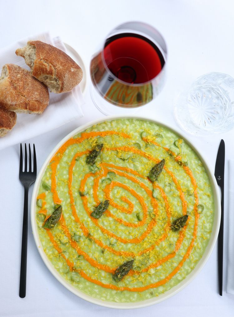 Nel menu stagionale ecco Il Giardiniere ovvero risotto allo zafferano con asparagi e bottarga di gallina
