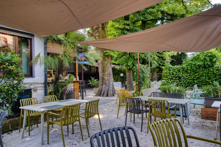In estate è possibile mangiare anche all'aperto; nel giardino si può sostare anche solo per aperitivo, con ottimi drink sostenuti da un ricco buffet a cura della cucina