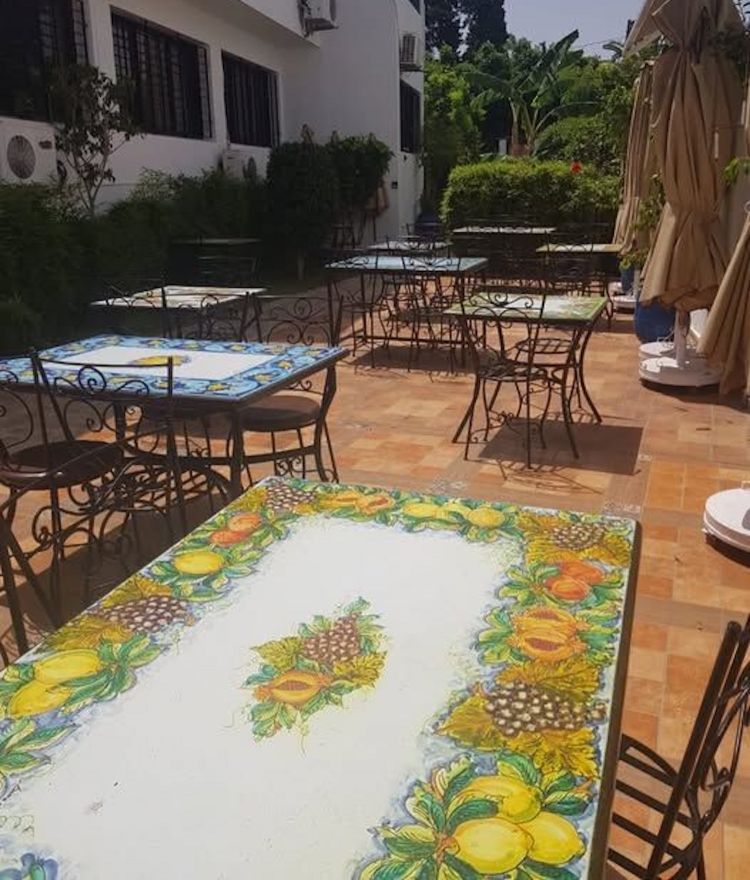 L'area esterna de Il Giardino dispone di 50 coperti in una curata area verde, attigua all'Istituto Italiano di Cultura, impreziosita dai tavoli con le ceramiche siciliane di Santo Stefano di Camastra