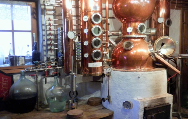 Il laboratorio della grappa a casa Schmider
