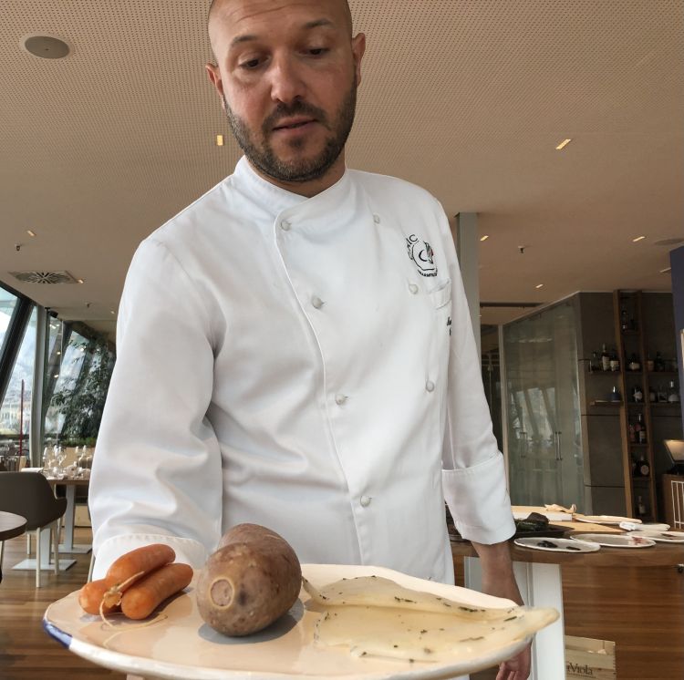Lo chef Marco Visciola, da oltre 10 anni alla guida del ristorante Il Marin situo al terzo piano di Eataly Genova, presenta alcuni dei suoi salumi cotti, quindi salsicce di capasanta, lardo di seppia e mortadella di tonno
