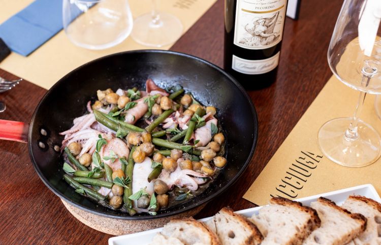 Padellino con calamaro, ceci, fagiolini e origano fresco