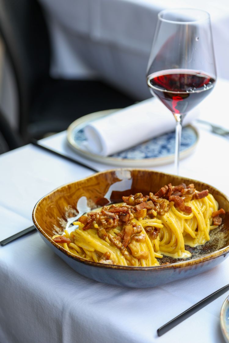 In menu c'è anche Il Polemico, spaghettone Mancini alla carbonara con pecorino di Amatrice e guanciale sardo
