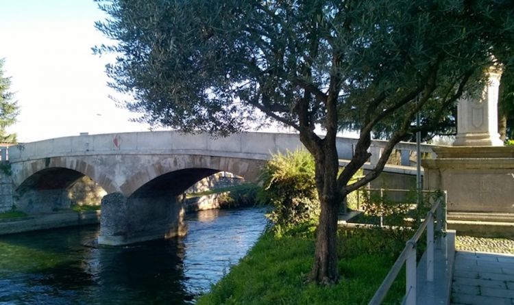 Il ponte sul Naviglio da cui prende il nome l'Antica Osteria del Ponte
