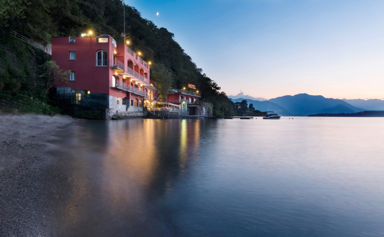 L'hotel Il Porticciolo, nel quale si trova il ristorante stellato di famiglia La Tavola, affacciato sul Lago Maggiore
