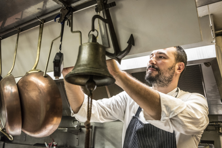 Lo chef Riccardo Bassetti nella sua cucina
