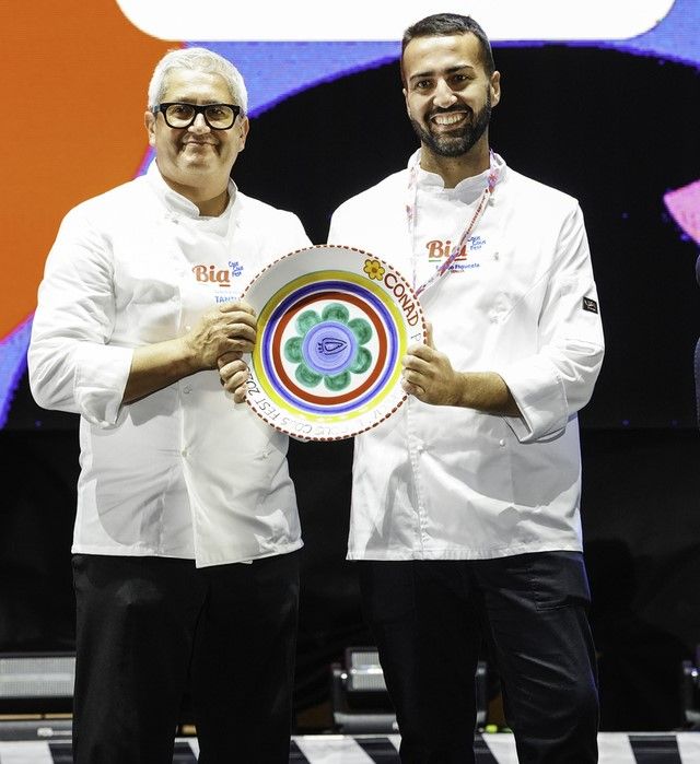 Enrico Fuggia (a destra), chef sanvitese del ristorante Lo Stagnone, con Daniele Santucci, vincitore del campionato italiano di cous cous, hanno rappresentato l'Italia insieme alla 17enne Alessia Groppuso. Il loro piatto è stato premiato per aver saputo valorizzare al meglio le materie prime e la stagionalità degli ingredienti
