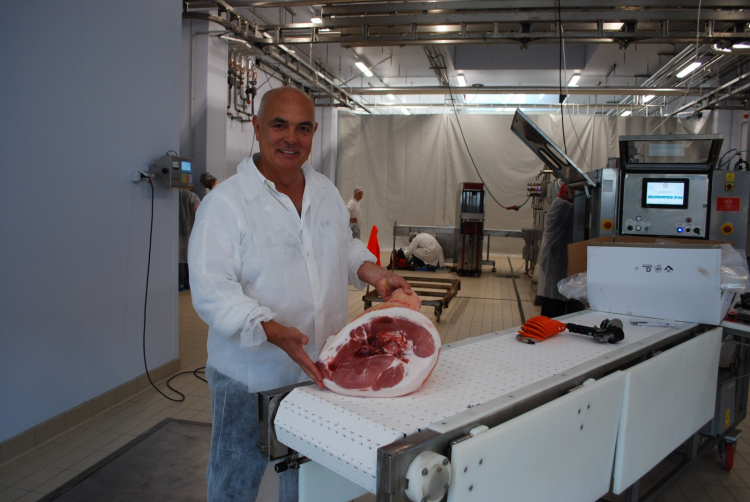 Carlo Galloni con il primo prosciutto lavorato nel