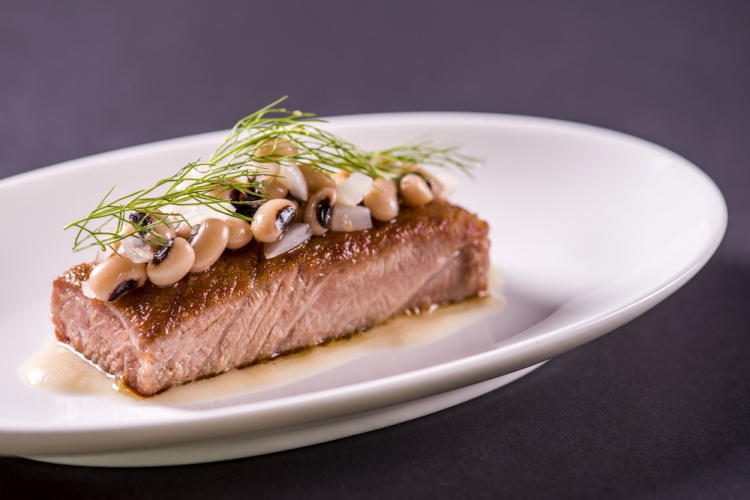 Ventresca di tonno arrostita con insalata di fagioli cipolla e origano
