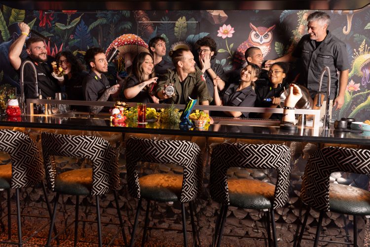 Il team di Salmon Guru Milano è caratterizzato da bartender internazionali, guidati dall'italianissimo Lorenzo Rossi.