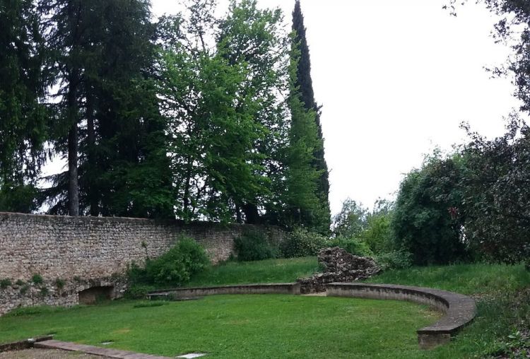 Il teatro romano nel giardino di Freya Stark
