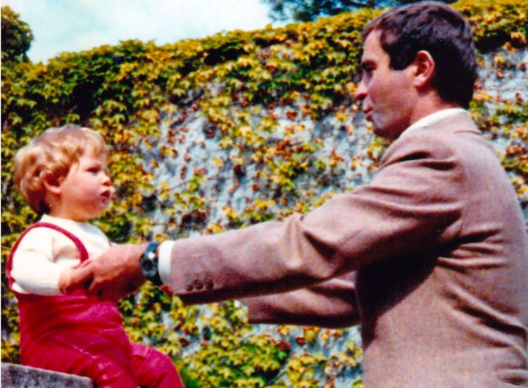 Una foto storica: Vittorio Piozzo di Rosignano, ancora bambino, con lo zio Gian Annibale Rossi di Medelana
