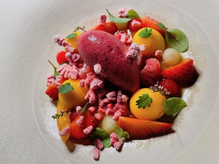 Il Giardino estivo di Heros De Agostinis: Composizione di frutta, granita alla pesca e sorbetto alla ciliegia
