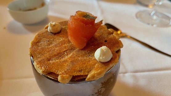 L'amuse bouche d'apertura: Gazpacho e salmone affumicato in casa

 
