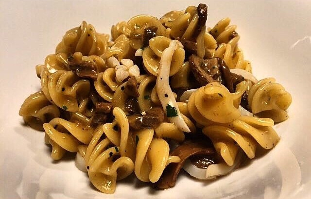 Fusilloni, calamari, funghi e acqua di peperone