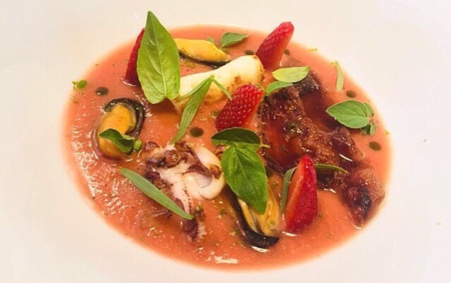 Gazpacho, fragole fermentate, calamaro arrosto, cozze e guanciale croccante