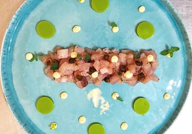 Amberjack tartare, lemon mayonnaise, fried capers and gel of celery 
