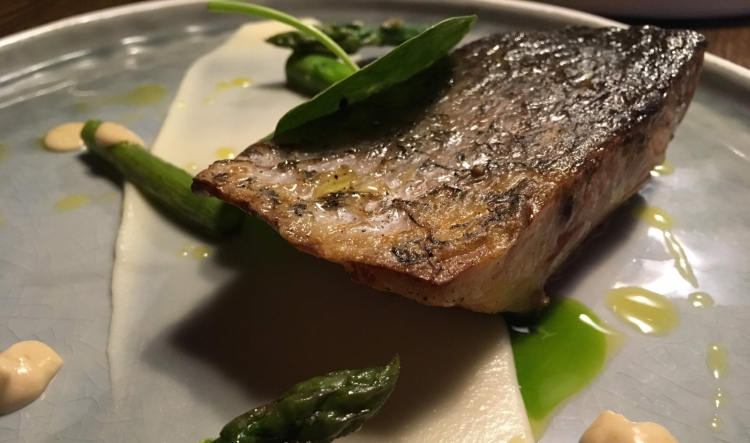 Ombrina affumicata, cavolfiore al burro nocciola, emulsione di cozze e asparagi