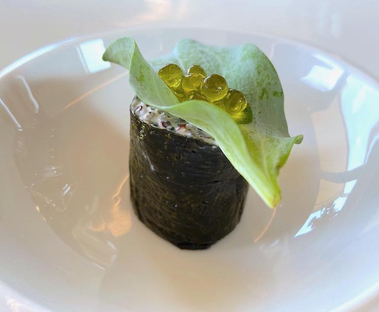 Sushi ripieno di quinoa bio, foglia d'ostrica e caviale al basilico
