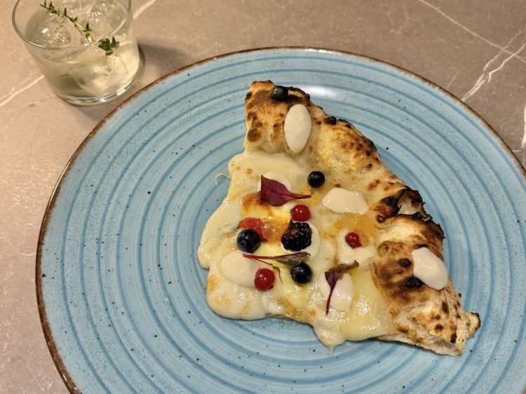 Il cocktail Botanix e la pizza Formaggio, frutta e marmellata