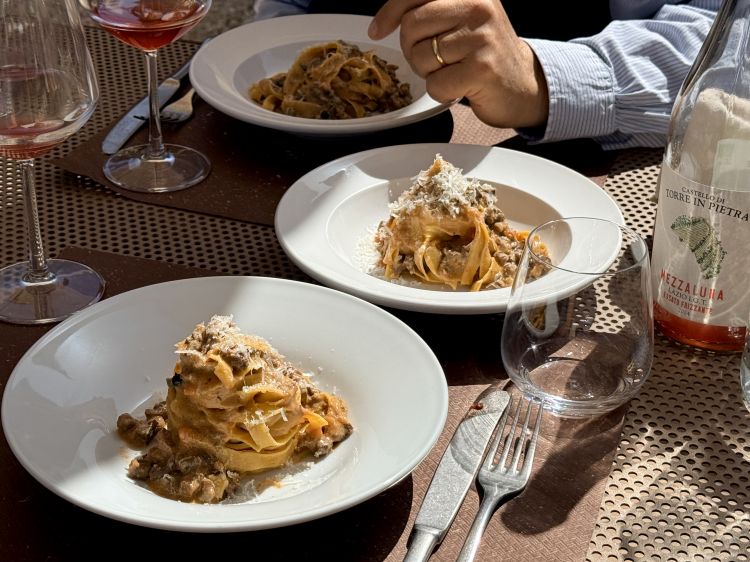 Tagliatelle solo tuorli con sugo e latte di pecora, pecorino
