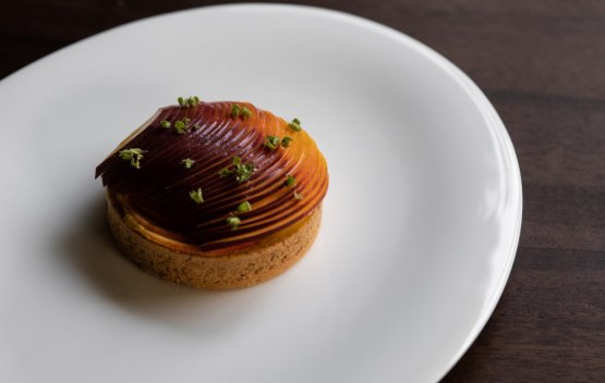 Crostata di mandorle, crema pasticciera allo zafferano, pesche di Volpedo e basilico greco
