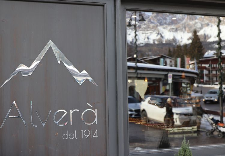 A un passo dalle Dolomiti, la Pasticceria Alverà del maestro Massimo Alverà a Cortina d'Ampezzo, una storia di ben quattro generazioni all'insegna della golosità