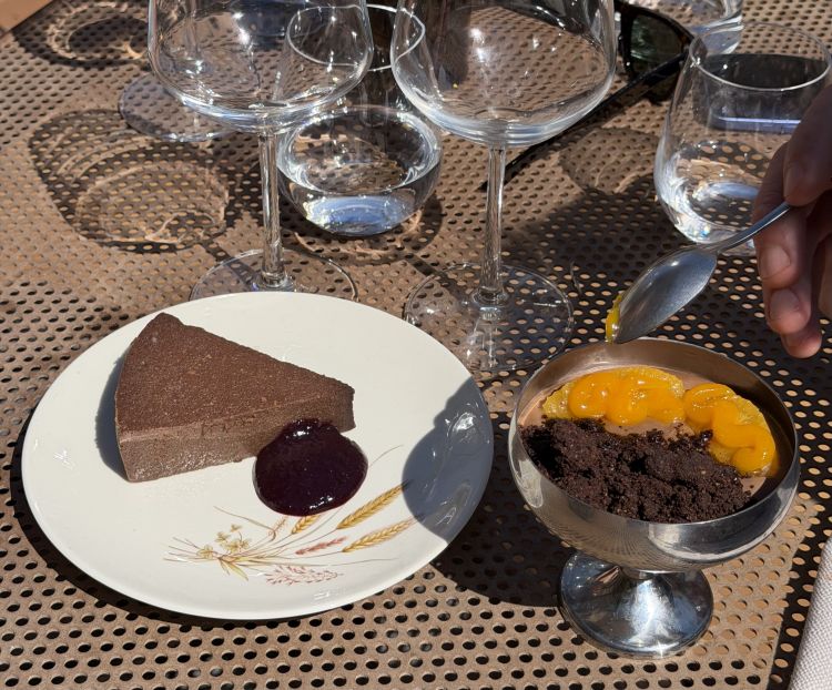 Crescionda al cioccolato, amaretti e composta di Cesanese e&nbsp;Cremoso al cioccolato fondente, arancia sanguinella e olio​
