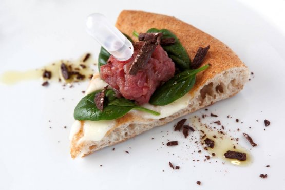 One of Simone Padoan’s pizzas with Sabadì chocolate: grated on a beef and spinach tartare, with Prime Uve spirit
