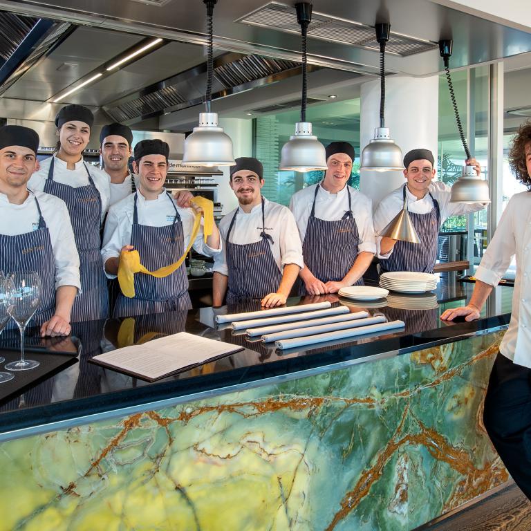 Lo chef Valentino Cassanelli assieme alla sua brigata
