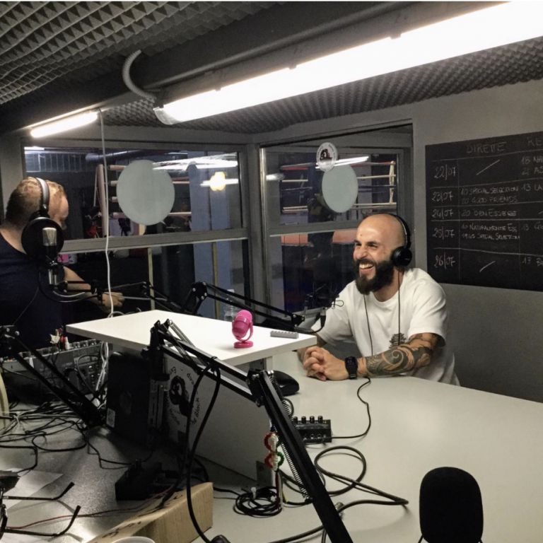 Marco Lusso durante la trasmissione alla radio