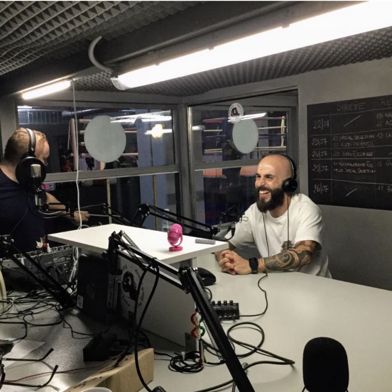 Marco Lusso durante la trasmissione alla radio
