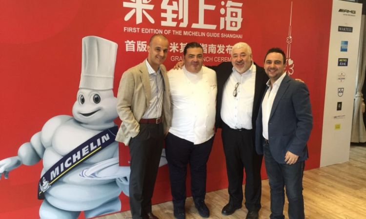 Al centro, Riccardo La Perna e Umberto Bombana (secondo da destra) alla presentazione della Guida Michelin Shanghai dello scorso anno