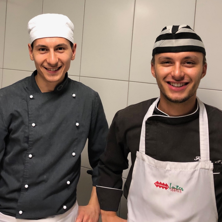 Lo chef Mauro Monti in cucina con un collaboratore
