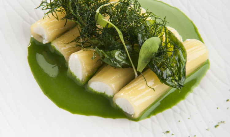 Il piatto presentato da Cristina Bowerman a Identità di Pasta 2016: rigatoni ripieni di ricotta, coulis di erbe, caviale di erbe e erbe fritte. La particolarità è che i rigatoni non sono cotti, ma lasciati in infusione per parecchie ore e alla fine solo velocemente scaldati. Ma sono perfetti al palato: una strada nuova che la chef ha deciso di analizzare