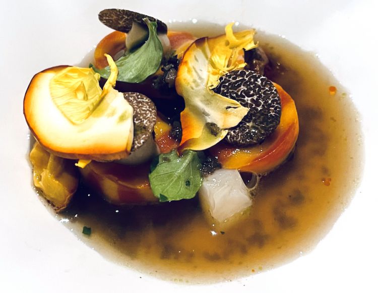Aragosta, funghi e tartufo nero in raviolo, una ricetta di Andrea Antonini, cheef dell'Imago, il ristorante al sesto piano dell'Hassler sopra Trinità dei Monti a Roma
