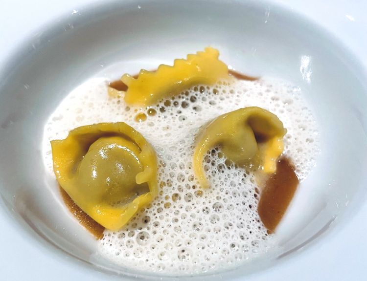 Raviolo di maiale, mele e rafano