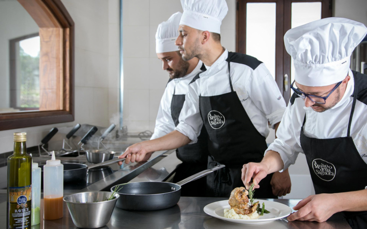 La brigata in cucina. Raia, lo chef, è il primo a destra
