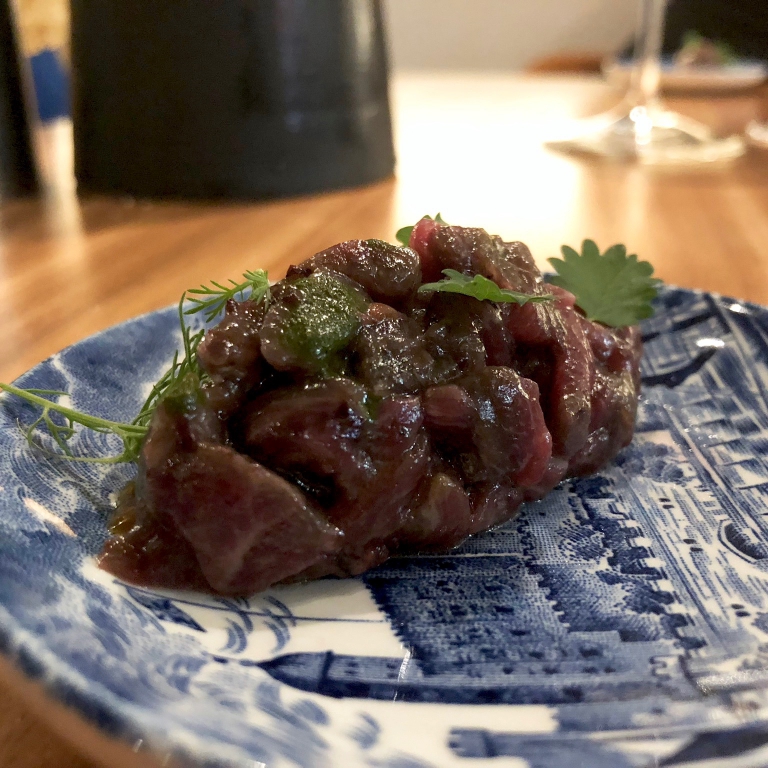 Alti livelli per la Tartare di pecora, erbe aromatiche, cremoso di arachidi, estratto di alloro