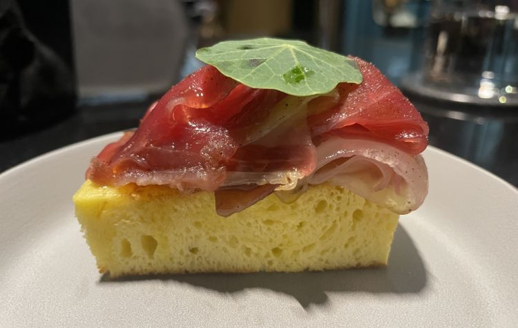 Tonno, lardo e pan brioche: la marinatura al gin del tonno è un punto di forza di questo assaggio, così come la consistenza del lievitato
