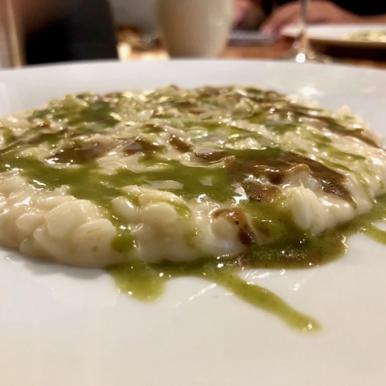 Risotto, crema di fiore sardo, estratto di salvia e ginepro. Il riso è sardo, quello di Risoristano di Marcello Stara
