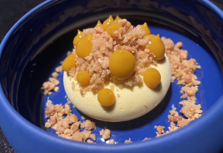 Souffle ghiacciato al mango con crumble di arachidi salate
