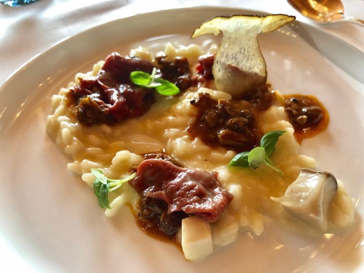 Risotto con funghi porcini, carpaccio di piccione marinato nello shio koji e sake amazake
