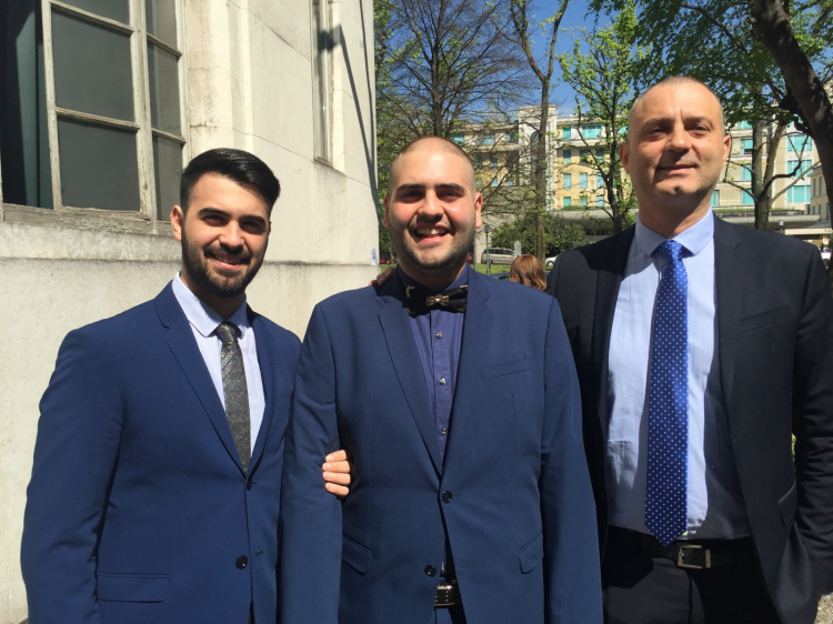 Al centro, Paolo con il fratello Rosario e il papà Marco ieri all'Ospedale Niguarda di Milano (foto Zanatta)