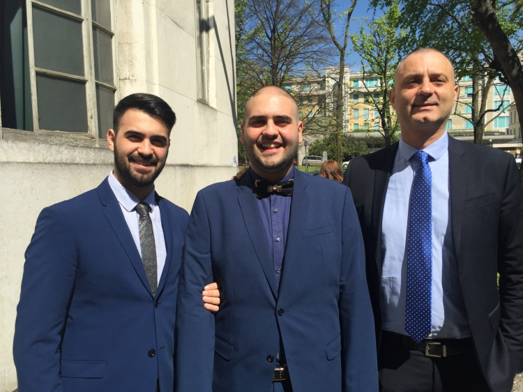 Al centro, Paolo con il fratello Rosario e il papà Marco ieri all'Ospedale Niguarda di Milano (foto Zanatta)
