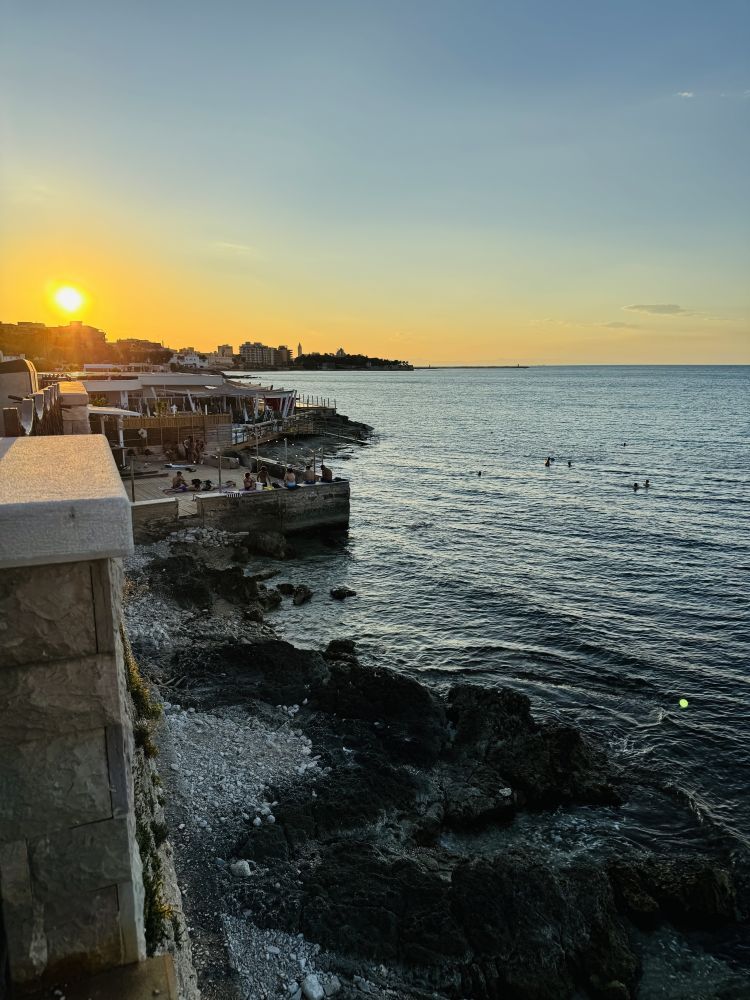Il tramonto dal lungomare di Trani