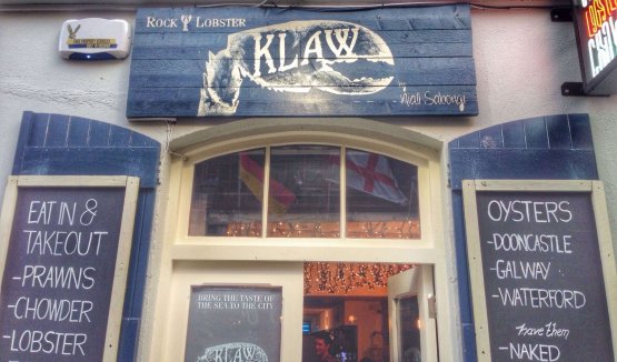 Il seafood bar Klaw (5A Crown Alley, Dublino) è stato aperto a luglio 2015 ed è già un'insegna molto apprezzata dai dublinesi appassionati di crostacei e ostriche. E' un locale molto piccolo e informale, che non accetta prenotazioni
