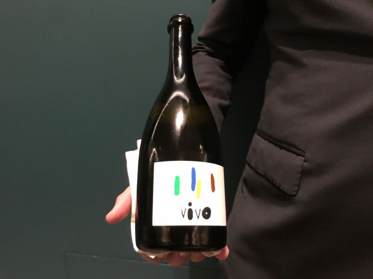 Inzolia e Chardonnay per Vivo, vino selezionato dallo chef Cuttaia, non sboccato, che conserva il profumo dei lieviti
