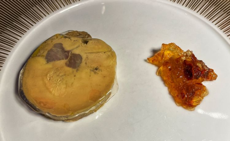 Foie gras e peperone crusco: «Questo è un incontro che, sulla carta, non dovrebbe avvenire. Che cosa hanno in comune? Nulla. Ciò nonostante ho favorito questo rendezvous: starà a chi asseggerà il mio piatto dire se da questo fidanzamento può nascere un matrimonio, a me piace tantissimo. L'idea è nata il giorno in cui ho assaggiato il peperone crusco, stavo bevendo del Sauternes e il mio palato ha sentito un'affinità. Così abbiamo provato a fare una marmellata di peperone crusco e Sauternes: a quel punto è stato istintivo associarla al foie gras...»
